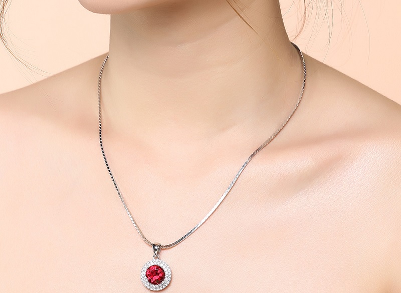 Mặt dây chuyền đá đỏ quyền lực, thời thượng